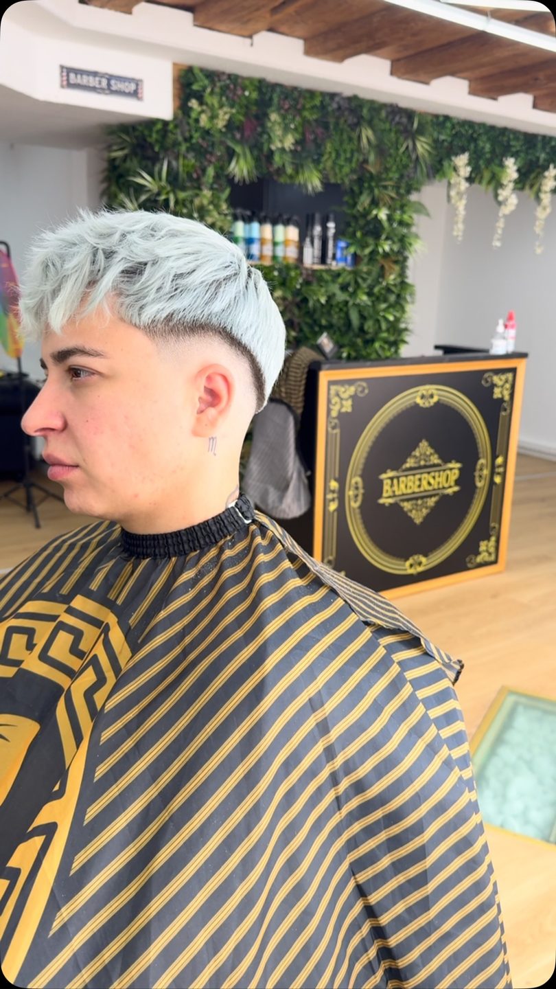 Platinblond mit Fade